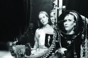 (4. Staffel) - Nachdem Bette ihre Mutter getötet hat, fühlt sich auch Dor Tattler (Sarah Paulson) schuldig, doch verworrene Umstände führen das erstaunliche Zwillingspaar schließlich in die Freak Show ...