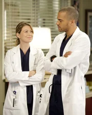 Im Bewusstsein, dass Derek vielleicht nie wieder in der Lage sein wird, zu operieren, hört Meredith (Ellen Pompeo, l.) damit auf, von den Operationen zu erzählen, die sie vornimmt, während es zwischen Jackson (Jesse Williams, r.) und April immer heißer her geht ...