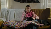 Das Dach des alten Hauses, in dem sich Mia (Margot Nuccetelli) zusammen mit Mattis und Hund Rabbit versteckt hält, ist kaputt und Wasser tropft von der Decke.