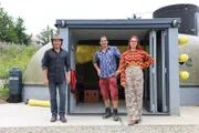V.l.: Simon Parfett, Toby und Tochter Islay vor dem U-Boot.