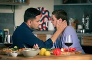 Romy Ziehden (Julia E. Lenska) ist überraschend bei Ilay Demir (Tan Caglar) zum gemeinsamen Kochen aufgetaucht. Doch weit kommen die beiden nicht.