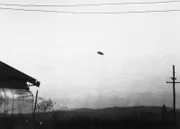 Ein Bild einer fliegenden Untertasse, fotografiert von Farmer Paul Trent, die über seine Farm fliegt.