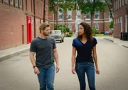 Eva (Kylie Bunbury, r.) hat Barbie (Mike Vogel, l.) fest in ihren Händen - sehr zum Leidwesen von Julia ...