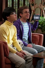 Dave Kim (Kenny Ridwan, l.); Adam Goldberg (Sean Giambrone, r.)