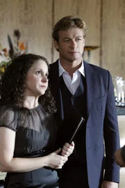 L-R: Tiffany Stark (Senta Moses) und Patrick Jane (Simon Baker)