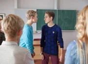 Dominik (Yannick Rau, re.) macht sich vergeblich für Petra stark. Jannis (Maximilian Scharr, li.) ist für den Rauswurf von Petra.