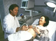 Auch Dr. Ruth Waldner (Dorothee Reize) vertraut Dr. Stefan Frank (Sigmar Solbach). Sie ist schwanger und lässt sich von ihm untersuchen.
