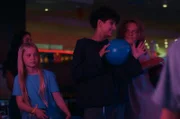 Eben war Pit (Metkan Kalan, M.) beim Umziehen der Schuhe noch etwas wehmütig. Doch Liv konnte ihn aufmuntern und nun wird Bowling gespielt. Zusammen mit Sunny (Leni-Sofie Rocek, l.) und Rod (Laszlo Chiesura, r.) bereitet Pit sich auf den nächsten Wurf vor.