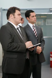Können Det. Scott Valens (Danny Pino, r.) und Det. Nick Vera (Jeremy Ratchford, l.), trotz dürftiger Beweislage, den Tod eines Vietnamveteranen aufklären, der 1973 erschossen aufgefunden wurde ...