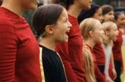 Liv (Marie Wahl, 2.v.l.) hat sich getraut, zum Schnuppertraining des Fußballvereins, in dem auch Milli und Sunny spielen, zu gehen.