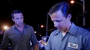 Steve (Alex O'Loughlin, l.) muss sich mit Neil (Joe Egender, r.), einem Autisten, zusammenschließen, um einen Mord aufzuklären ...