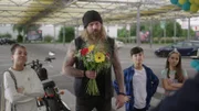 Nadja (Sarah Fares, l.), Tayfun (Mohamad Fares, 3.v.l.) und Julia (Mia Küenzlen, r.) mit dem netten Biker