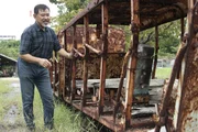 Yuuji Fujiki kümmert sich in Omuta um die Reste der ehemals größten Kohlemine Japans. Während des Zweiten Weltkriegs wurden hier rund 1700 amerikanische und australische Kriegsgefangene eingesperrt und zum Arbeiten gezwungen. Aber auch Zwangsarbeiter aus China und Korea mussten hier in den bis zu 2000 Meter tiefen Schächten arbeiten.
