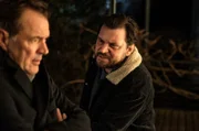 Franz (Sascha Alexander Geršak, re.) fühlt sich von Jacobi (Sebastian Koch) getäuscht.