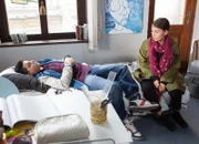 Nach seiner Offenbarung gegenüber Jule (Maja Hieke) weiß Orkan (Flavius Budean) nicht mehr weiter.