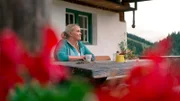 Nina Bartl vom Gschwandtnerhof besucht heute ihre Tiere auf der Alm – hier oben in den Bergen kommt selbst die quirlige „Gucci-Bäuerin“ zur Ruhe.