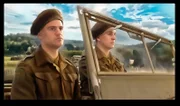 Frederick Gray macht sich mit einem Fahrer auf den Weg durch Trümmerdeutschland, um seine jüdischen Eltern zu suchen.