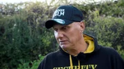 Elvis ist geschockt. Seine jüngere Schwester hatte einen sehr schweren Motorradunfall.; Elvis ist geschockt. Seine jüngere Schwester hatte einen sehr schweren Motorradunfall.