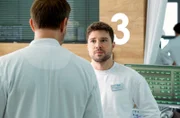 Kris Haas (Jascha Rust, re.) muss Dr. Kai Hoffmann (Julian Weigend, li.) sagen, dass sein Patient gerade regelrecht aus der Sachsenklinik geflohen ist.