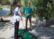 Während in der Schule gekocht wird, spielen Dominik (Yannick Rau) und Mila (Ada Lüer) Minigolf um die Fortführung von Milas 'Projekt 16'.