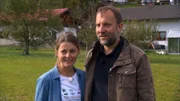 Annabell (l.) und Dominik Zurbrügg (r.) haben einen großen Garten in Oberbayern mit unverbautem Panoramablick auf das Karwendelgebirge. In dieser Traumkulisse soll ein alpenländischer Naturgarten entstehen. Die Gartenprofis Alexandra Lehne und Frank Dietl stellen sich dieser Herausforderung.