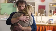 Karin (Jessica Ginkel) sucht Trost in Stefans (Hendrik Duryn) Armen, weil sie mit ihrem Trauma "Schwengers" konfrontiert wurde.