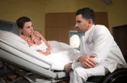 Dr. Ilay Demir (Tan Caglar) und Romy Ziehden (Julia E. Lenska) reden über ihre Situation im Rollstuhl. So weit wie Ilay ist Romy noch lange nicht, doch auch Ilay hatte damals nach seinem Unfall sehr viel Zeit nötig, um ein Leben im Rollstuhl zu akzeptieren.