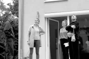 Ronja (2. von links) mit Paulina Czienskowski (rechts) und Valentin Hansen (links) bei der Besichtigung einer Doppelhaushälfte. Geht es mit dem ersten Kind automatisch bergab ins Konservativen-Life?