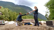 Caro Reisser (Sarah Thonig, r.) teilt Jerry Paulsen (Peter Marton, l.) die Todesursache und den Todeszeitpunkt des Opfers mit.