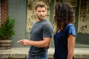 Barbie (Mike Vogel, l.) möchte endlich die ganze Wahrheit von Eva (Kylie Bunbury, r.) erfahren, doch wie viel wird sie ihm tatsächlich verraten?