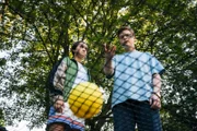 Luna (Marilou Weilandt, li.) möchte Marlon (Matti Schneider, re.) mit einer Runde Roundnet ablenken, damit er Nesrin nicht mehr so sehr vermisst.