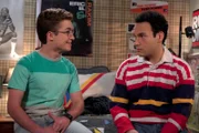 L-R: Adam Goldberg (Sean Giambrone), Barry Goldberg (Troy Gentile)