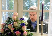ARD STURM DER LIEBE FOLGE 1256, am Donnerstag um 15:10 Uhr im ERSTEN. Markus (Tobias Dürr) beobachtet die Hochzeit von außen - und hofft, dass sein Vater "Nein" sagen wird.