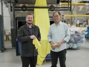 Stoffe biologisch färben: Die Wissenschaftler Orr Yarkoni (l.) und Jim Aijoka wollen mit ihrem Start-up Colorifix die Bekleidungsindustrie revolutionieren.
