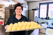 Steffi Kleinschmidt ist die Chefin vom "Braunen Hirsch" in Kammerforst - das Traditionsgasthaus ist berühmt für seine handgemachten Thüringer Klöße.