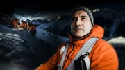 Ulli Steiner im Porträt vor Rettungsszene und Gebirge im Hintergrund (Montage).
