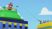 Die Freunde haben alle Hände voll damit zu tun, Riesen-Pop vom Hochhaus runterzulocken.