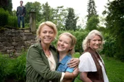 ARD/HEITER BIS TÖDLICH - AKTE EX, neue Krimiserie (8 Folgen), Folge 1 "Endlich Prinzessin". Kommissarin Kristina Katzer (Isabell Gerschke, l.) lebt mit ihrer 13-jährigen Tochter Jule (Anna Krajci, M.) bei ihrer Mutter Elli Katzer (Rita Feldmeier, r.) auf einem idyllischen Weingut. Dass ihr neuer Kollege Lukas Hundt (Oliver Franck, im HG) Jules Vater ist, weiß allerdings niemand - und schon gar nicht er selbst.
