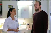 Oberschwester Arzu (Arzu Bazman) sagt Robert Hubmann (Tino Mewes), dass Dieter Kovalsky heimlich ein wirtschaftliches Business-Konzept für Roberts Bio-Laden ausarbeitet.