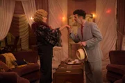 AMERICAN HORROR STORY: FREAK SHOW "Pink Cupcakes" - Episode 405 --Pictured: (L-R) Jessica Lange als Elsa Mars, Denis O'Hare als Stanley.