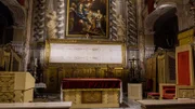 Nachbildung vom Grabtuch von Turin am Altar.