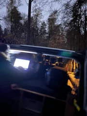 Checken des Drehmaterials im Kofferraum des Kameraautos, während in der Schorfheide die Nacht heraufzieht.