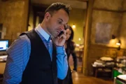 Als ein Schuldeneintreiber ermordet wird, nehmen Holmes (Jonny Lee Miller) und Watson die Ermittlungen auf ...