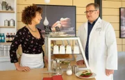 Linda Schneiders (Isabel Varell) Interesse an Hans-Peter Brenner (Michael Trischan) wird immer größer. Doch ihre Avancen werden nicht bemerkt, gehen sogar völlig vorbei an Hans-Peter.