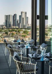 Auch von der Terasse des Restaurants im „One Forty West“ hat man einen spektakulären Blick auf die Skyline Frankfurts.