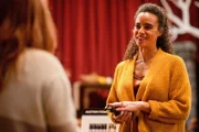 Parisa Fitz-Henley (Leela Burns).