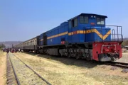 SWR Fernsehen EISENBAHN-ROMANTIK, "Des Kaisers alte Gleise - Mit der Central Line zum Tanganjikasee", am Freitag (28.02.14) um 14:15 Uhr. Abfahrtbereite Henschel-Lok in Singida.