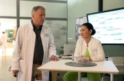 Dr. Lilly Phan (Mai Duong Kieu) hat Dr. Roland Heilmann (Thomas Rühmann) um Unterstützung bei einem Patienten gebeten. Und tatsächlich hat der fast vollständig erblindete Mediziner eine mögliche Diagnose.