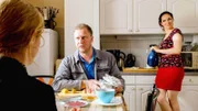 Magda (Verena Altenberger, r.) lobt das familiäre Engagement von Tobias (Matthias Komm), doch dessen Frau Cornelia (Brigitte Zeh) scheint das anders zu sehen.