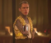 Paul (Mat Fraser) und seine Freunde legen viel Wert darauf, dass sie an einer alten Schausteller -Tradition festhalten, denn sie wollen auf keinen Falls Edward Mordrake, den Mann mit dem zweiten Gesicht, verärgern ...